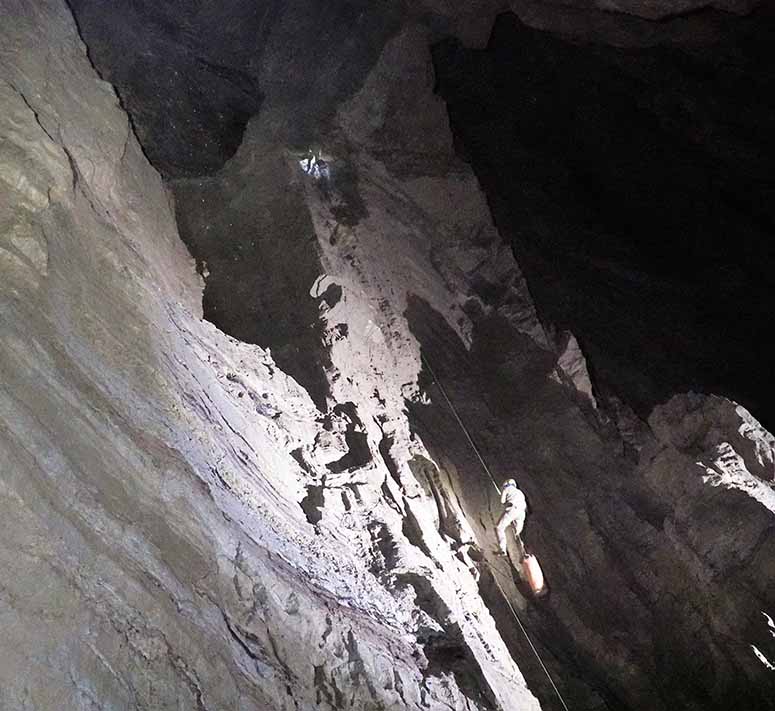 Inuti världens djupaste grotta Veryovkinagrottan