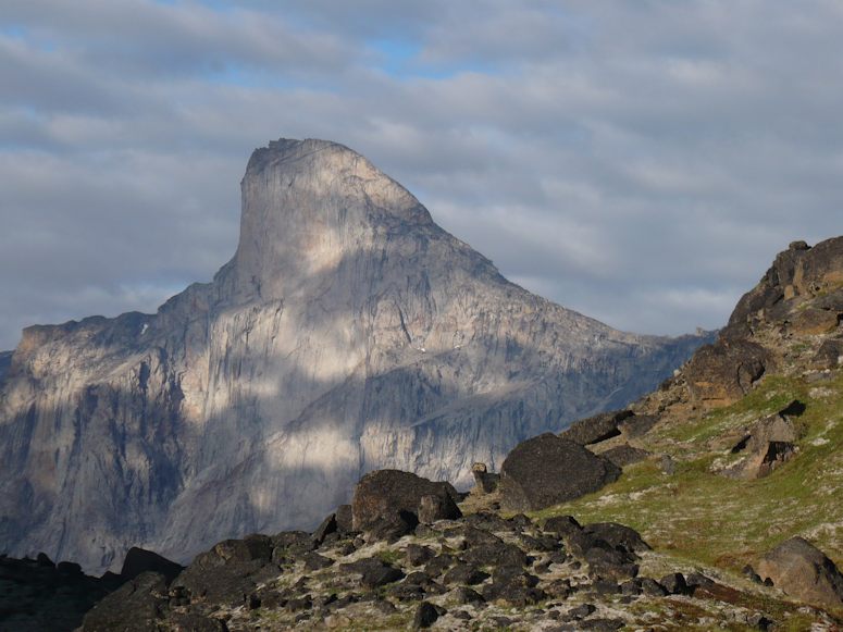 Världens högsta vertikala klippa (stup) på Thor Peak (Mount Thor).
