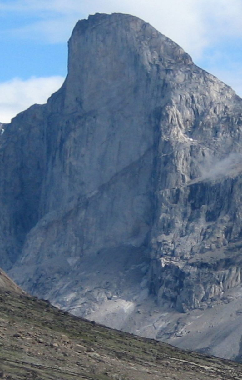 Världens högsta vertikala klippa (stup) på Thor Peak (Mount Thor).