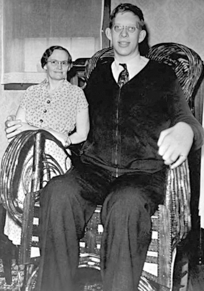 Världens längsta man (och människa) Robert Wadlow tillsammans med sin mamma.