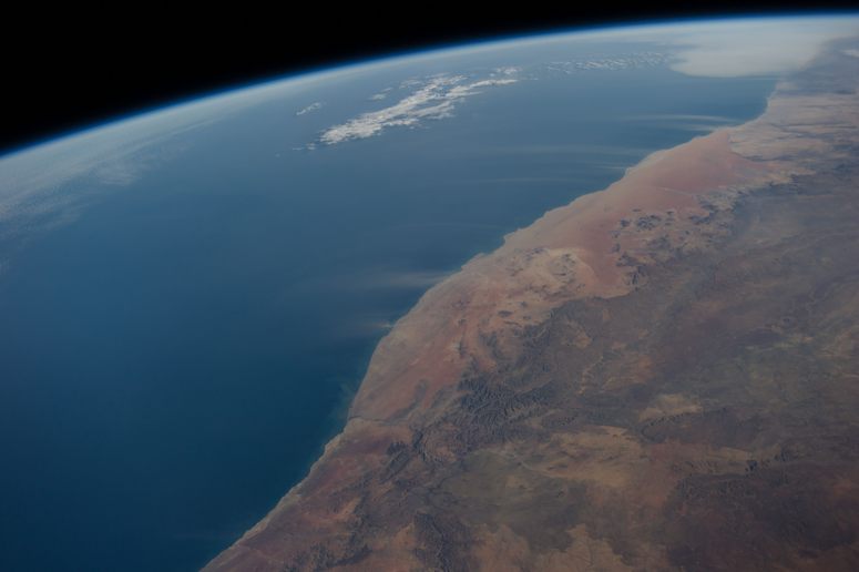 Världens längsta sandstrand - Namiböknens kust mot Atlanten, sett från rymden