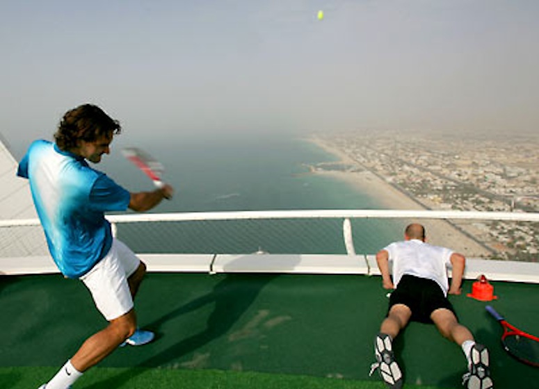 Federer och Agassi på tennisbana på tak i Dubai