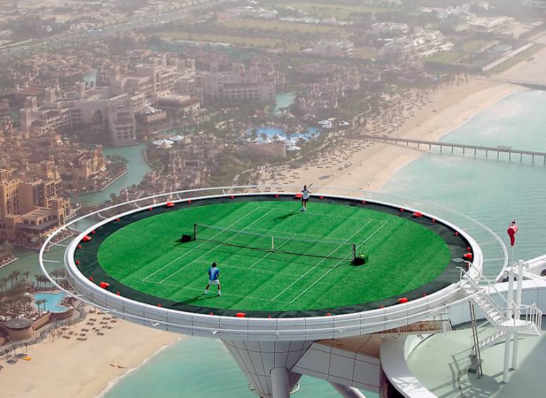 Tennisbana på hotelltak i Dubai