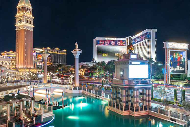 Bild p Las Vegas nattetid med olika casinon som r upplysta.