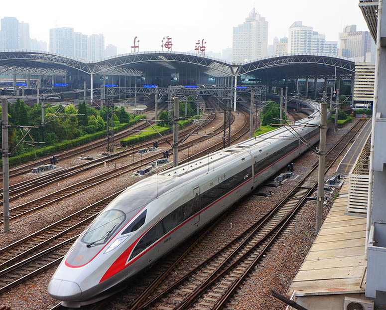 Vrldens snabbaste konventionella tg som gr i trafik - CR400AF - lmnar Shanghai.