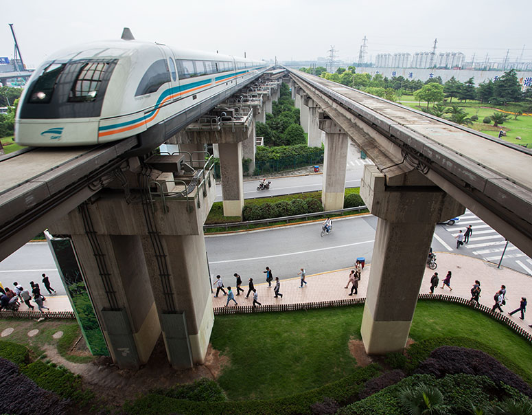 Världens snabbaste tåg i trafik - meglevtåget Transrapid SMT på maglevbanan i Shanghai.