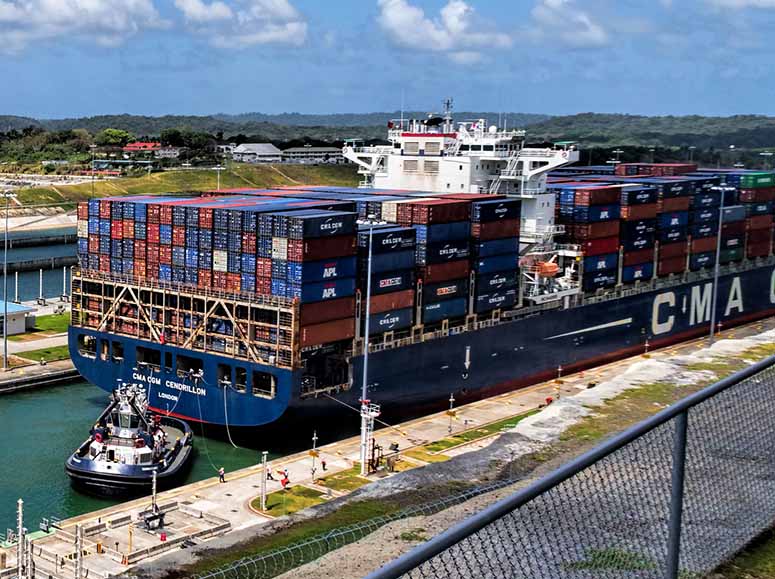 Containerfartyg i Aqua Clara-slussen i Panamakanalen