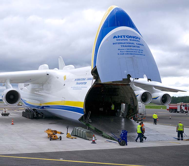 Antonov An-225 lastar genom nosen