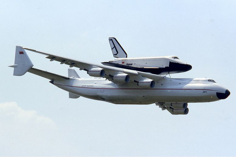Antonov An-225 med rymdfärjan Buran på taket