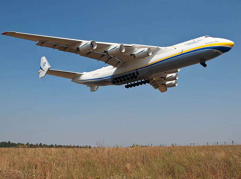 Antonov An-225 med sina 6 jetmotorer och 32 hjul