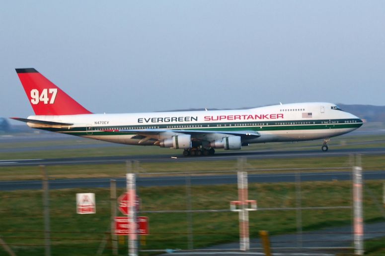 Vrldens strsta vattenbombare (flygplan som sprutar vatten p skogsbrnder) The Evergreen Supertanker.