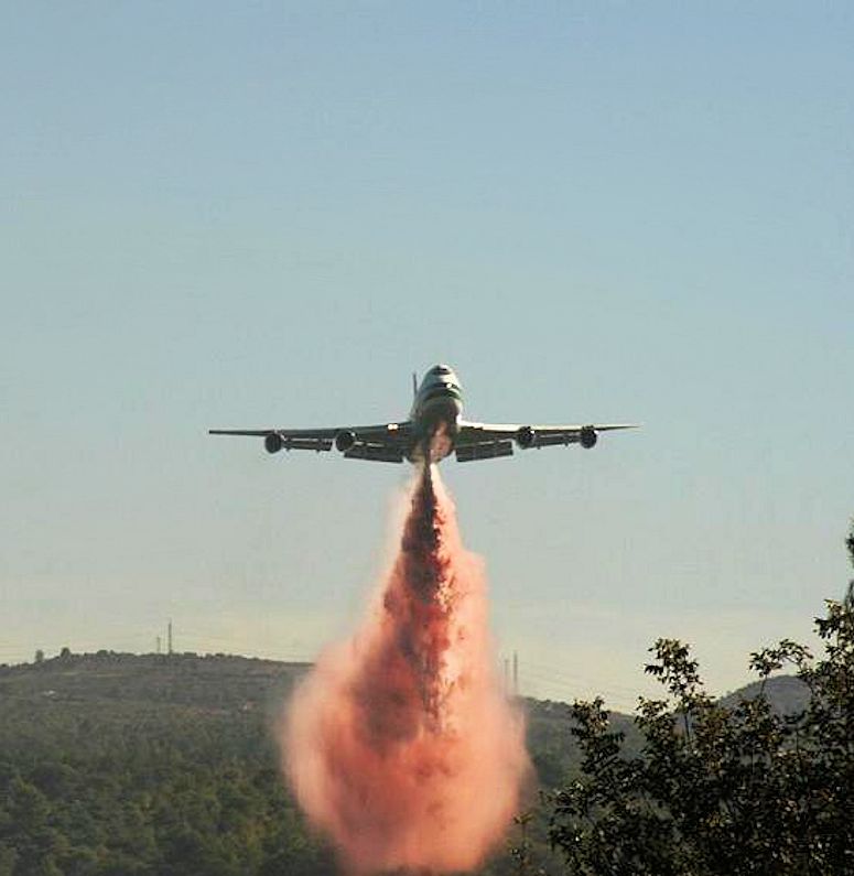 Världens största vattenbombare (flygplan som sprutar vatten på skogsbränder) The Evergreen Supertanker.