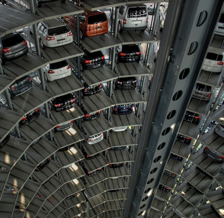 Autostadt, silo/biltorn med Volkswagen-bilar.
