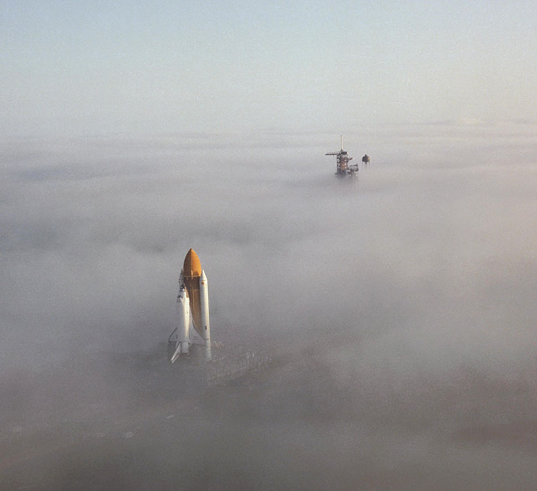 Rymdfärjan Challenger i dimma