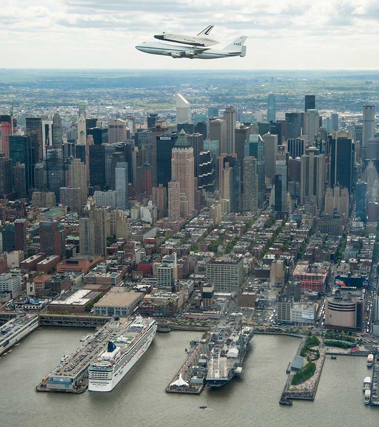 Rymdfärjan Enterprise flyger på ryggen av ett 747 över New York