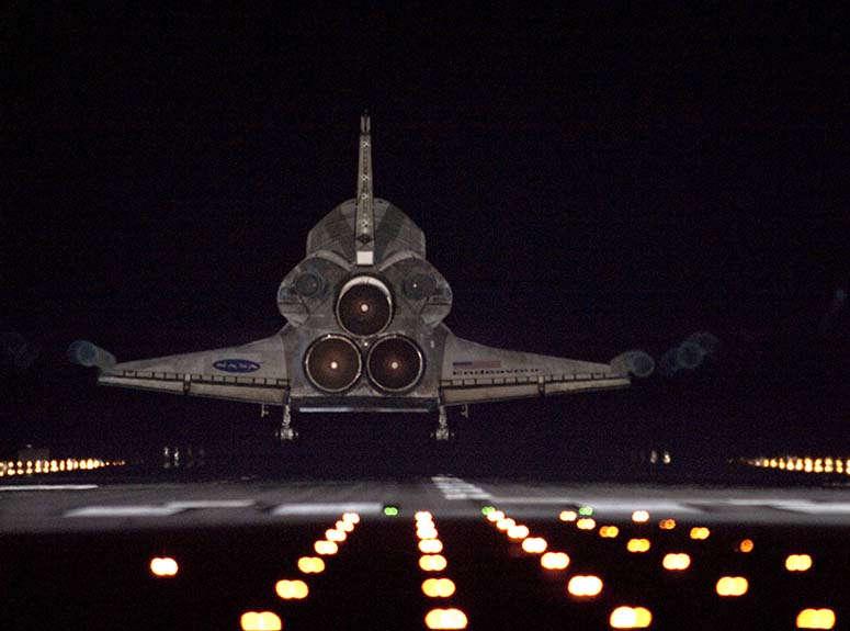 Rymdfärjan Endeavour landar på natten