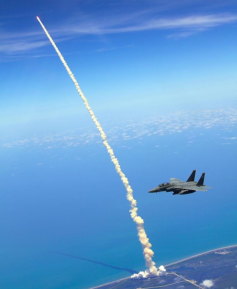 Foto från ett F-15 flygplan när rymdfärjan Atlantis skjurts upp