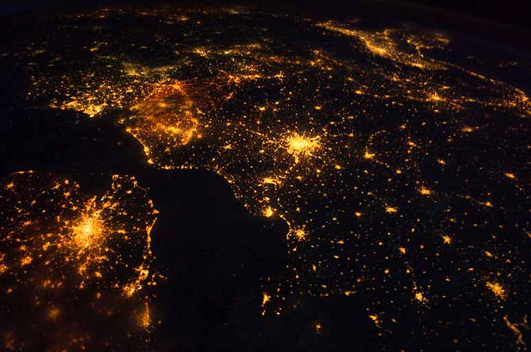 Natt över nordvästra Europa, fotograferat från ISS