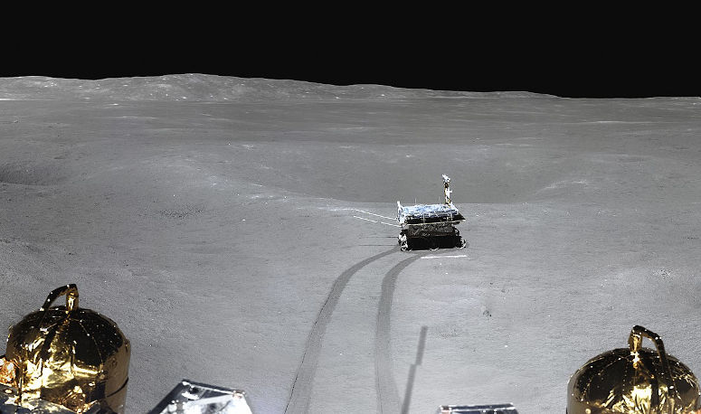 Rovern Yutu-2 lämnar Chang'e-4:s månlandare på baksidan av månen