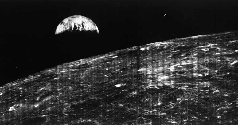 Första bilden av jorden från månen