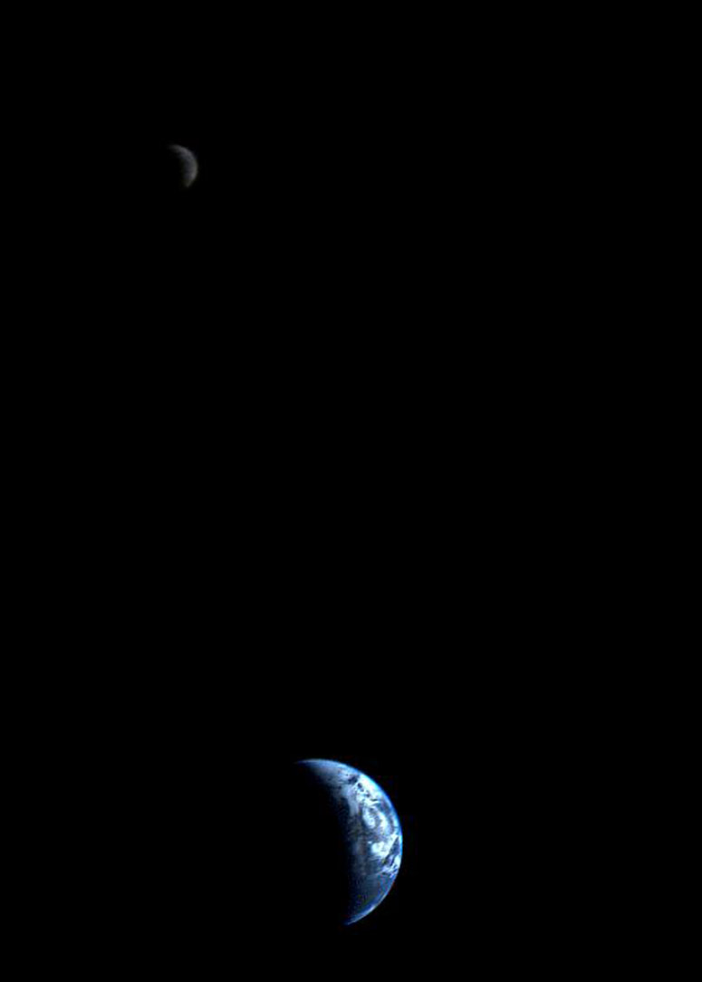 Första bilden av jorden och månen, tagen av Voyager 1