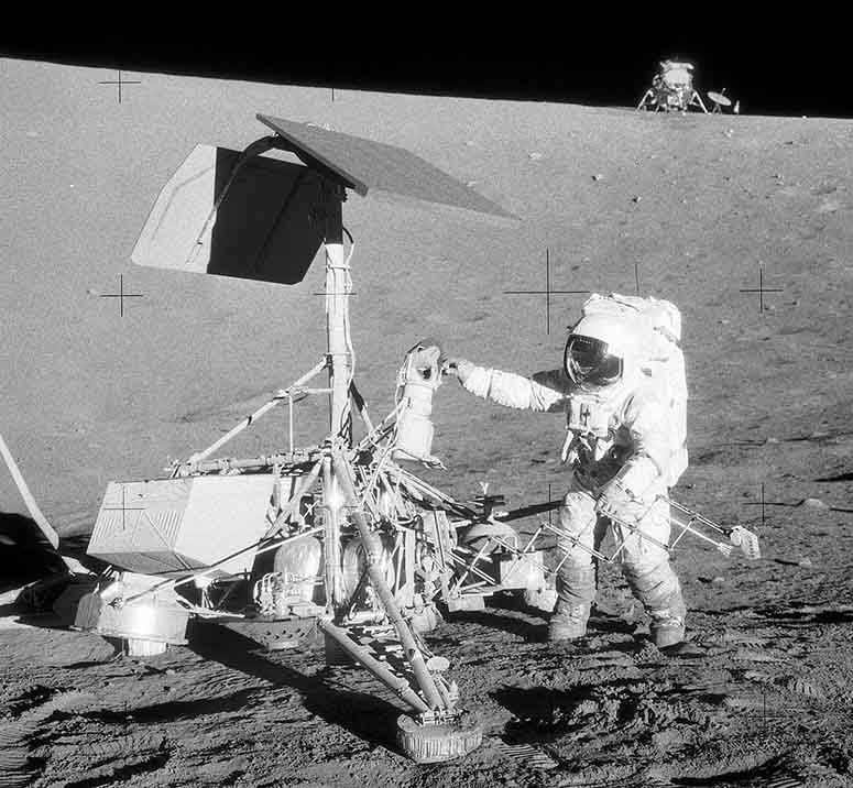 Astronaut Pete Conrad bredvid Surveyor 3 på månen