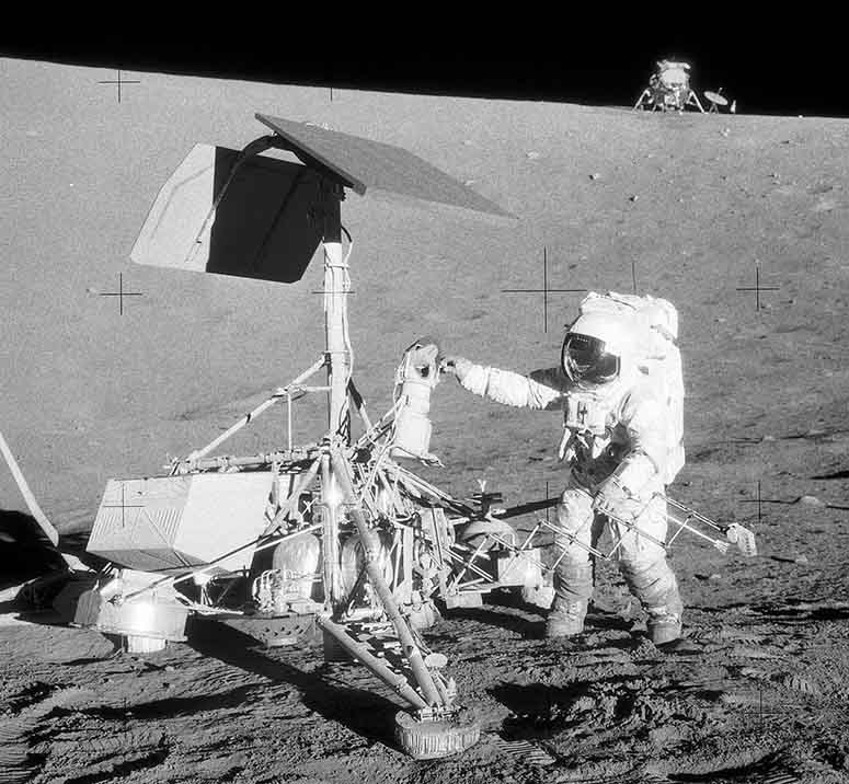 Astronaut Pete Conrad bredvid Surveyor 3 p mnen