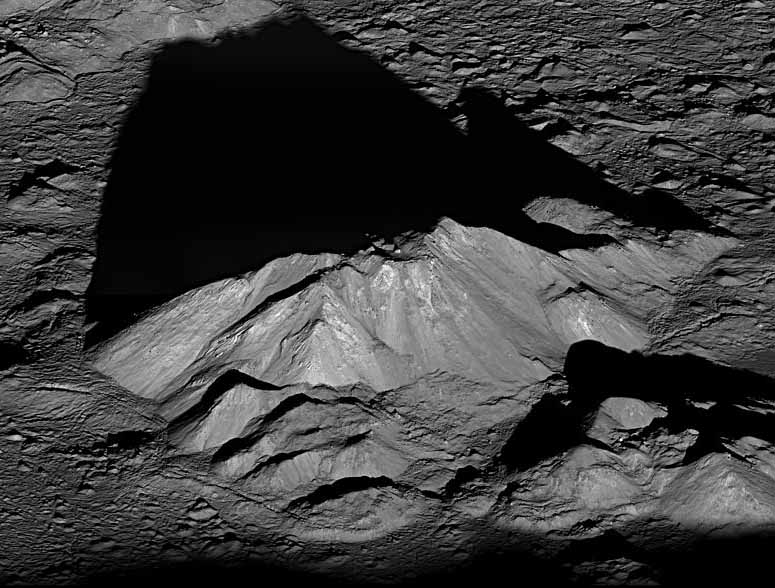 Berg i mitten av Tycho-kratern på månen