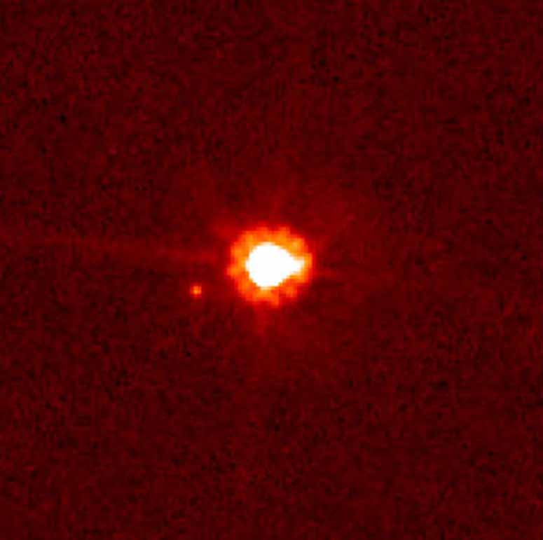 Foto av Eris och Dysnomia taget av Hubble