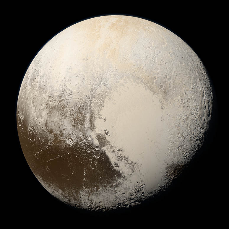 Foto av Pluto, i riktiga färger, taget av New Horizons