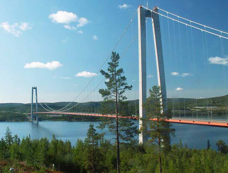 Hgakustenbron och brons pyloner