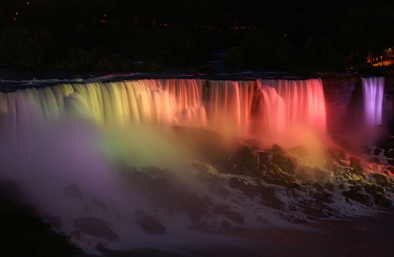 niagarafallen, p natten, upplysta i olika frger