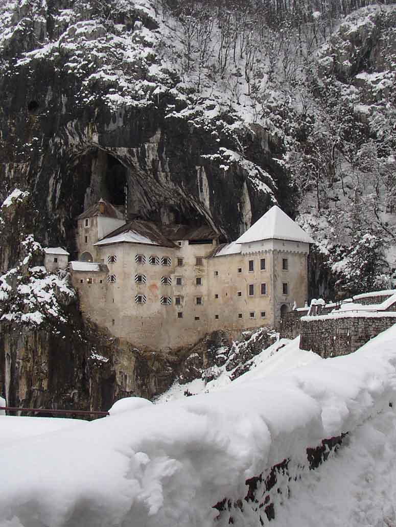 Grad Predjama, häftigt slott i grotta, Slovenien